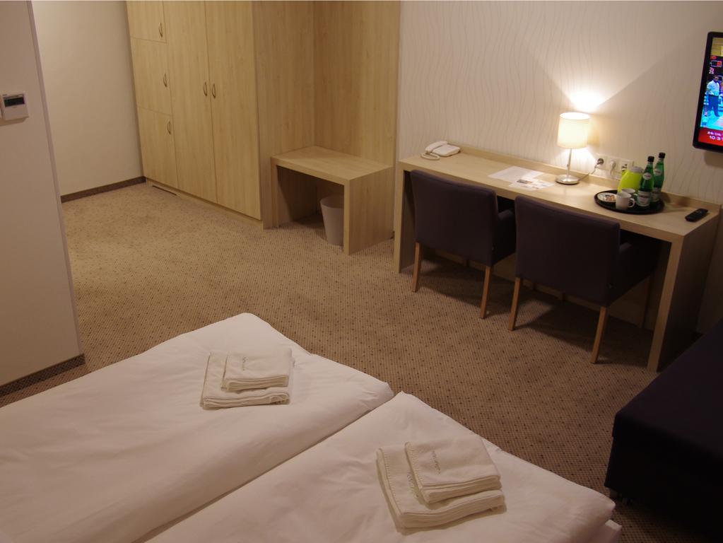 Hotel Uniejow Bilik gambar